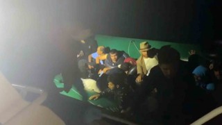 Arızalanan lastik bottaki 22 düzensiz göçmen kurtarıldı