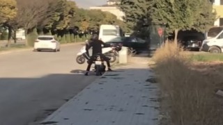 Arızalanan motosikleti, motosiklet ile taşımaya çalıştı