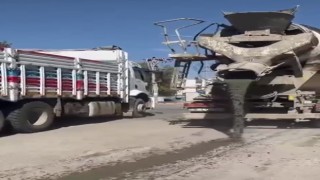 Asfalta çimento dökerek ilerledi