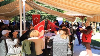 Askeri bando takımı, huzurevi sakinleri için çaldı