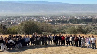 Atçada öğrencilerden doğa yürüyüşü