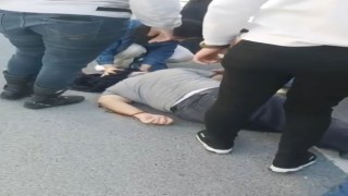 Avcılarda seyir halindeki dolmuşun kapsısı aniden açılınca, yolcu yere çakıldı