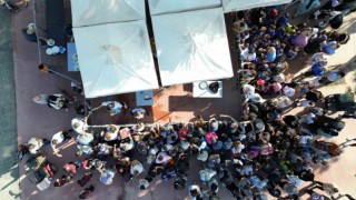 Avladığı orkinosları düzenlediği festivalle çocuklara ikram etti