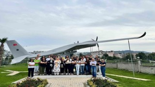 Avrupalı öğrencilerden Akıncı TİHA pozu