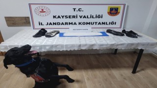 Ayakkabıya gizlenmiş 1 kilo uyuşturucu bulundu