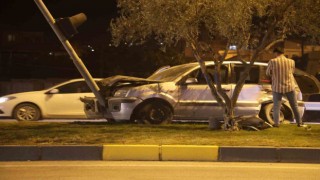 Aydınlatma direğine çarpan otomobilin sürücüsü yaralandı