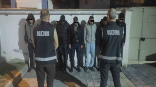 Ayvalıkta 7 düzensiz göçmen ve 2 insan kaçakçısı polisten kaçamadı