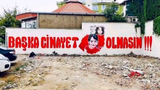 Azerbaycanlı sanatçı duvara “Başka cinayet olmasın yazdı