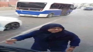 Azimli anne ve babanın zaferi... Engelli oğlunu bindirmek için otobüsün önüne yattı
