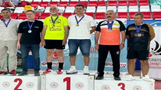 Badminton sporcusu öğretim üyesinden 2 altın madalya başarısı