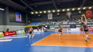 Bahçelievler Belediyesi Kadın Voleybol Takımı kendi evindeki ilk Sultanlar Ligi maçını 3-0 kazandı