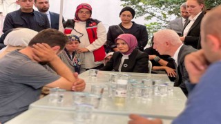Bakan Göktaştan İstanbulda öldürülen iki genç kızın ailelerine taziye ziyareti