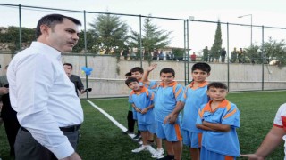 Bakan Kurum, halı saha sözünü yerine getirdiği çocuklarla futbol oynadı
