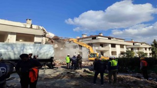 Bakırköyde 5 bloklu bir sitenin yıkımına başlandı