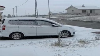 Başkalede kar yağdı, araçlar yolda kaldı