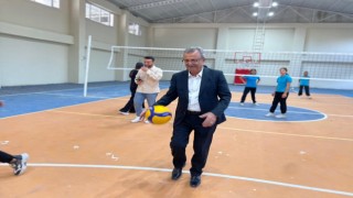 Başkan Abbas Yeşildemir, Gençlerle Voleybol Oynadı