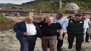 Başkan Aka, muhtarlarla görüşüp sorunları not ediyor