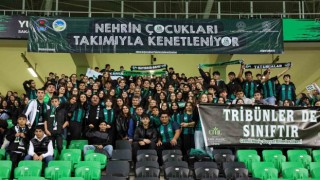 Başkan Alemdar, Sakaryaspor maçını minik tatangalarla izledi