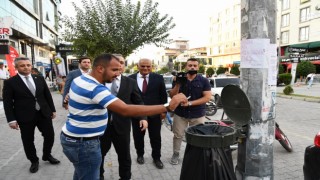 Başkan Çenet, Sigara İzmaritini Yere Atan Vatandaşı Uyardı