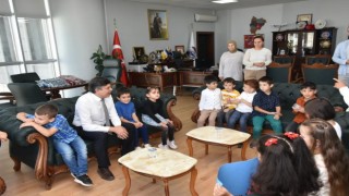 Başkan Durguta miniklerden çiçek buketi