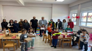 Başkan Elbi sözünü tuttu, Karabigadaki tüm çocuklara ayakkabı hediye edildi