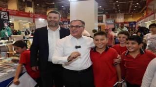 Başkan Özdoğandan öğrencilere kitap fuarı hediyesi