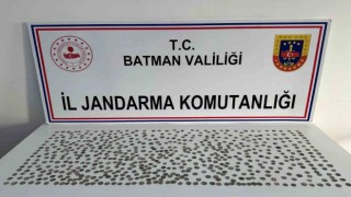 Batmanda ellerinde bulunan tarihi sikkeleri satmaya çalışan 2 kişi yakalandı