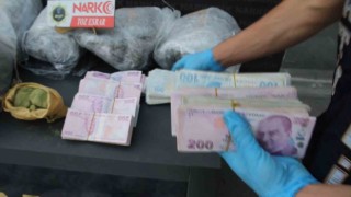 Batmanda polisten kaçan otomobilde 57 kilo esrar ve 320 bin lira para ele geçirildi