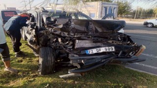 Batmanda traktör ile kamyonet çarpıştı: 3 yaralı