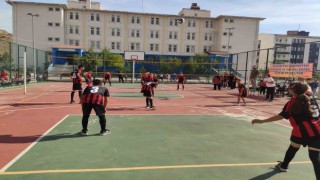 Batmanda voleybol turnuvasında kızlar ve erkekler aynı takımda oynadı