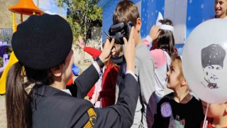 Bayburt jandarmasından Cumhuriyetin Çocuklarına film tadında 29 Ekim sürprizi