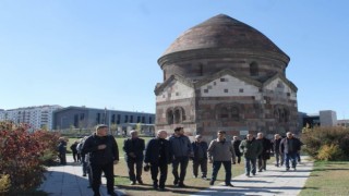 Bayburtlu emeklilere komşu il Erzurumun tarihi mekanları gezdirildi
