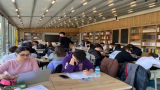 Bayraklının kütüphanelerinde çalıştılar, üniversiteli oldular