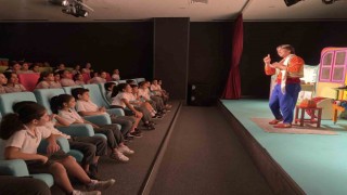 Belediyenin hizmet binasında tiyatro sahnesi açıldı