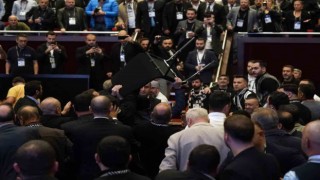 Beşiktaş kongresinde kavga çıktı, sandalyeler havada uçuştu