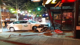 Beylikdüzünde polisten kaçan alkollü sürücü restorana daldı