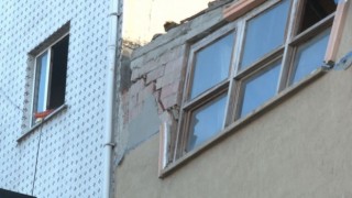 Beyoğlunda 3 katlı binada çökme: 3 araç hasar gördü