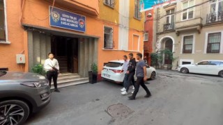 Beyoğlunda park halindeki motordaki kaskı çalan hırsız kamerada