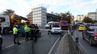 Beyoğlunda virajı alamayan otomobil takla attı: 1 yaralı