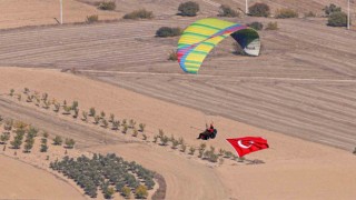 Bilecikte 101 yamaç paraşütçüsünden Ataya Saygı Uçuşu