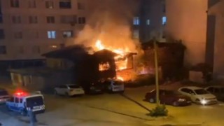 Bilecikte metruk bina alevlere teslim oldu
