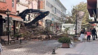 Bina yıkımında molozlar sokağı kapattı