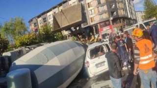 Bingölde beton mikseri aracın üzerine devrildi: 1 yaralı