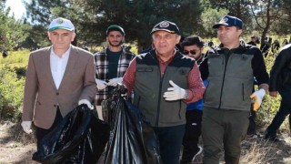 Bingölde el ele verip ormanı temizlediler