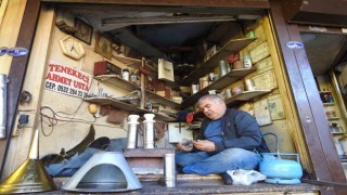 Bir buçuk metrekarelik dükkanında baba ve dede mesleğini yaşatıyor