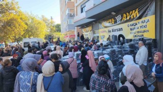 Bir züccaciye mağazasının ne alırsan 100 lira kampanyası uzun kuyruklara neden oldu