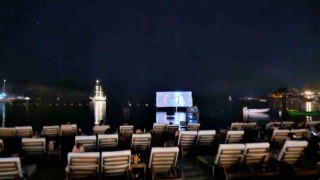 Bodrumda deniz üstünde sinema keyfi