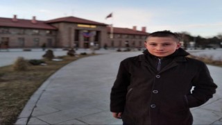 Boğazından bıçakla yaralandı