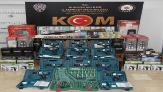 Burdurda bir eve yapılan baskında çok sayıda kaçak malzeme ele geçirildi