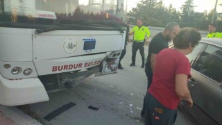 Burdurda otomobil ile belediye otobüsü çarpıştı: 1 yaralı